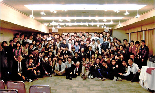 高久先生を囲んだ集合写真の画像