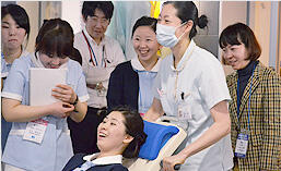 施設見学の様子の画像