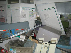 (津波が押し寄せた病院一回の内科診療室)の画像