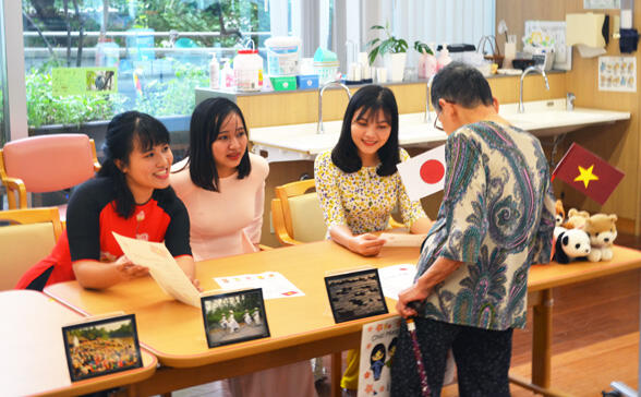 （参加者様にベトナムについて話す実習生）の画像