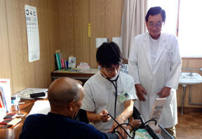 （医学生による血圧測定）の様子