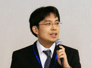 （司会の横田　修一氏）の画像
