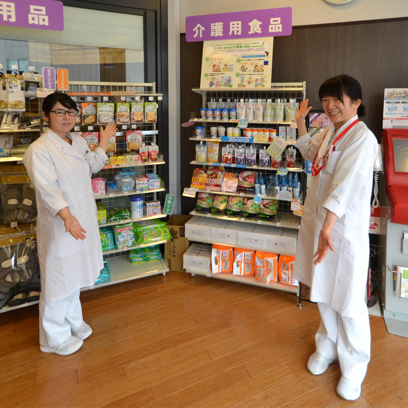 添田 文子（栄養室主任）と桶田 美穂（管理栄養士）の画像