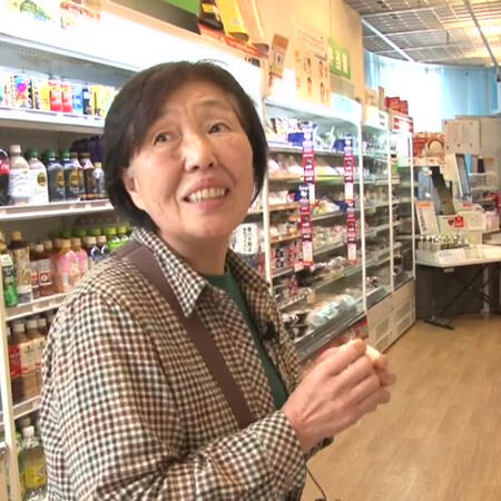 店内のお客様（女性）の画像