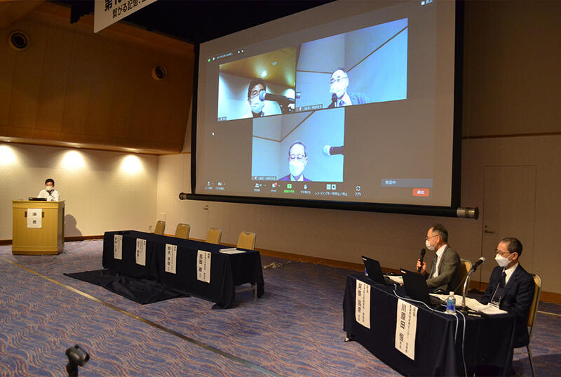 シンポジウム講演中の画像