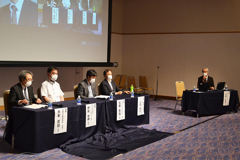 シンポジウム講演中の画像