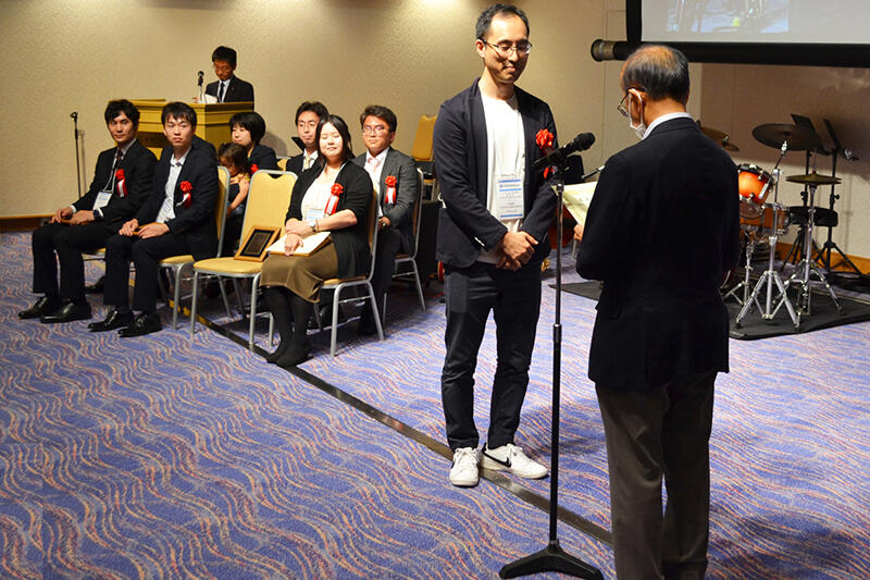 深瀬龍氏の高久賞受賞の様子