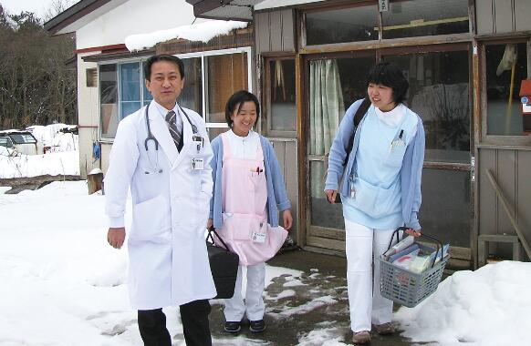 医療に困っている地域を支援する医師と看護師の画像